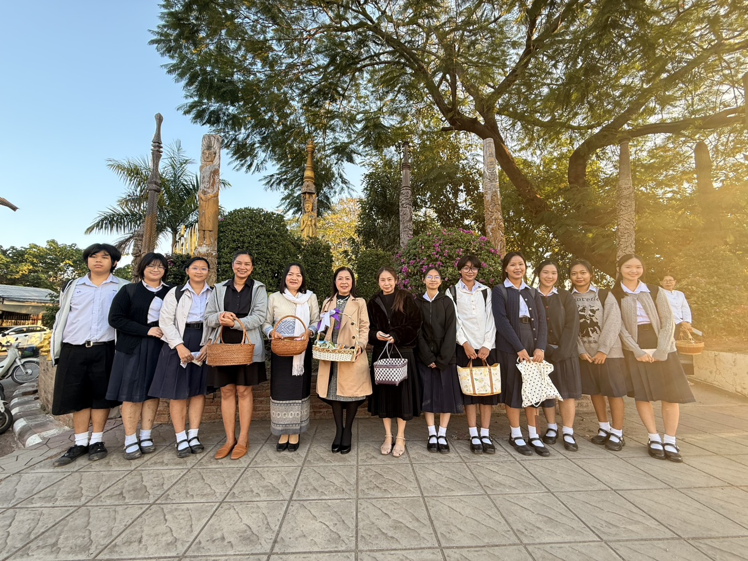 โรงเรียนนารีรัตน์จังหวัดแพร่ ร่วมสืบสานประเพณี “ตักบาตรบนเมก”